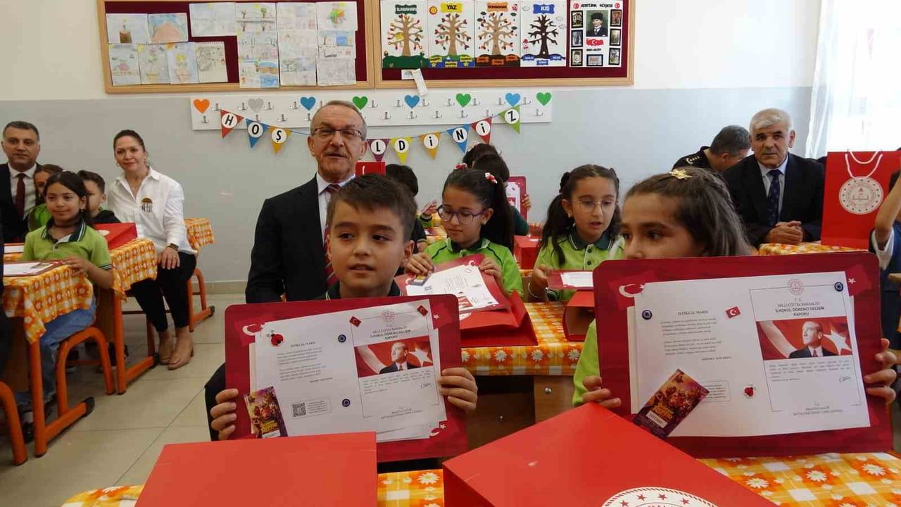 Malatya’da 147 bin 22 öğrenci karne heyecanı yaşadı