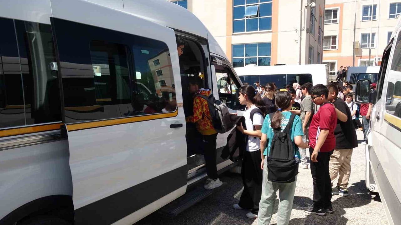 Malatya’da Aysel Ceylan, eşine destek için direksiyona geçti; öğrenci servisinde güven kazandı