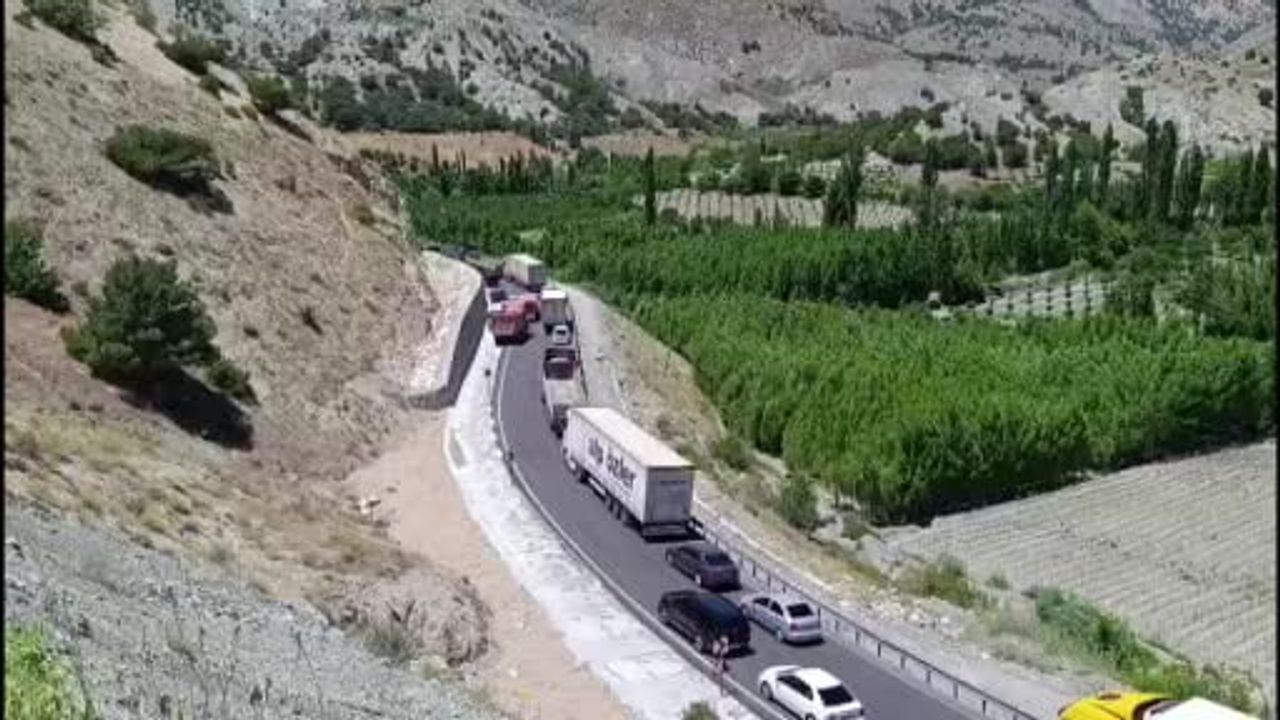 Malatya’da çekici bariyerlere çarparak askıda kaldı