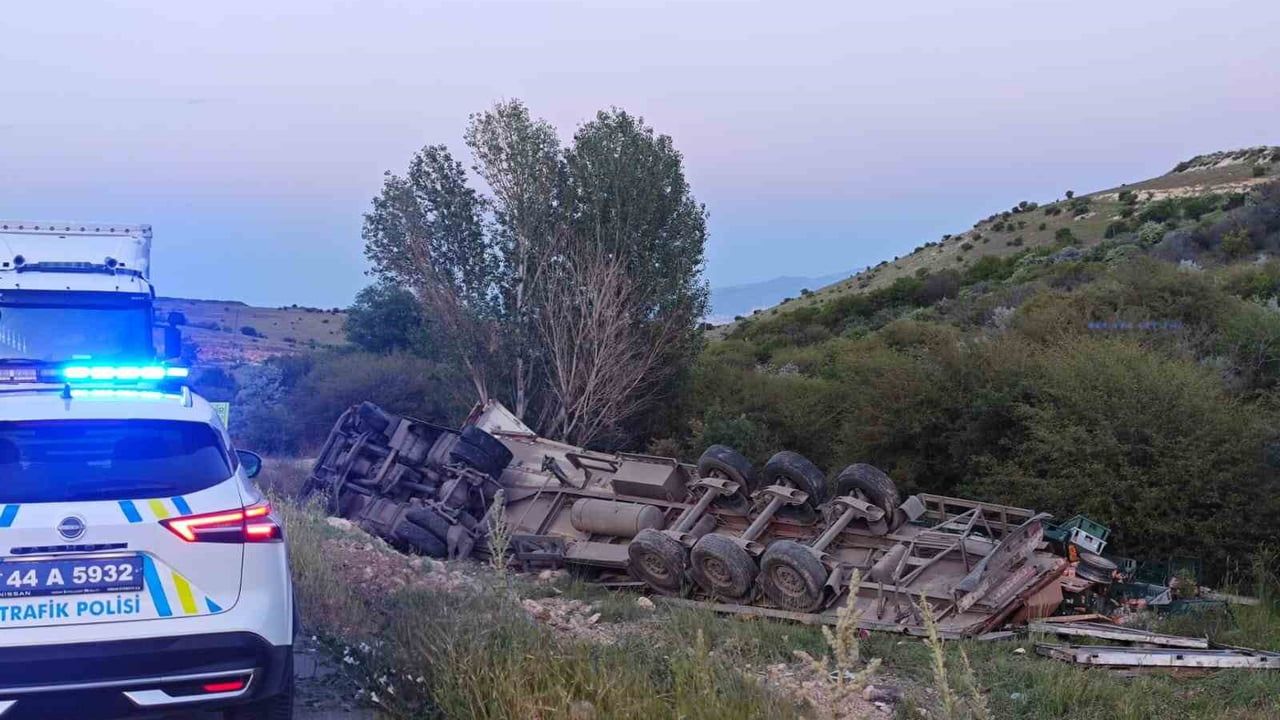 Malatya'da ekmek yüklü tır şarampole devrildi; ekmekler yola saçıldı