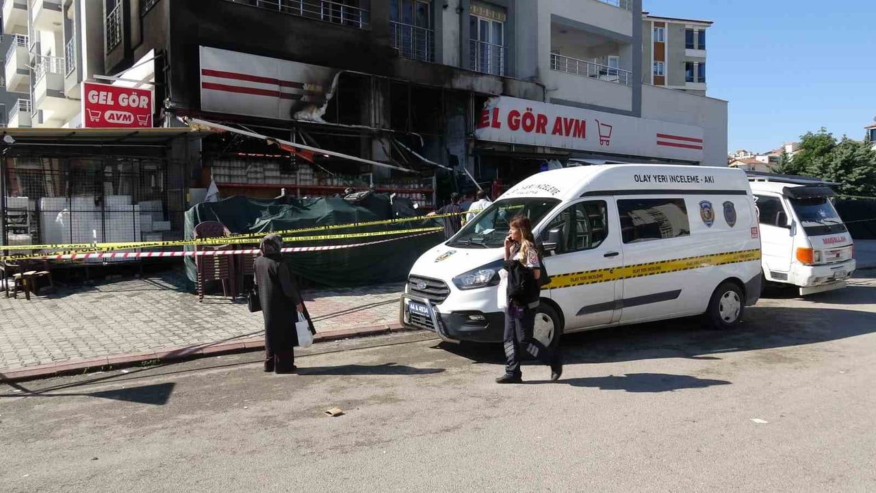 Malatya'da hırdavat ve ev gereçleri satılan AVM'de yangın: Maddi hasar ve cam patlamaları