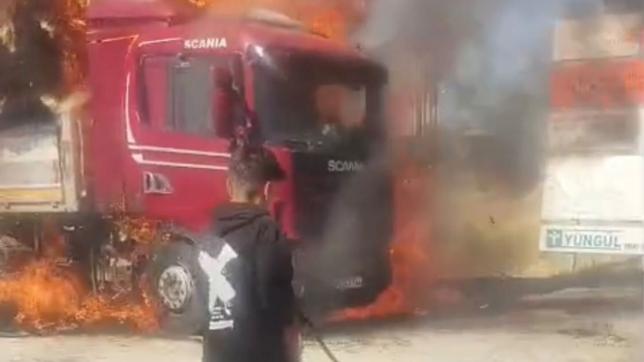 Malatya'da saman yüklü tır yandı