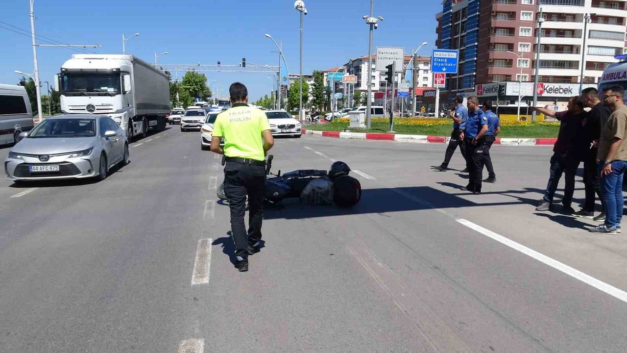 Malatya'da sivil polis aracı ile motosiklet çarpıştı: 1 yaralı
