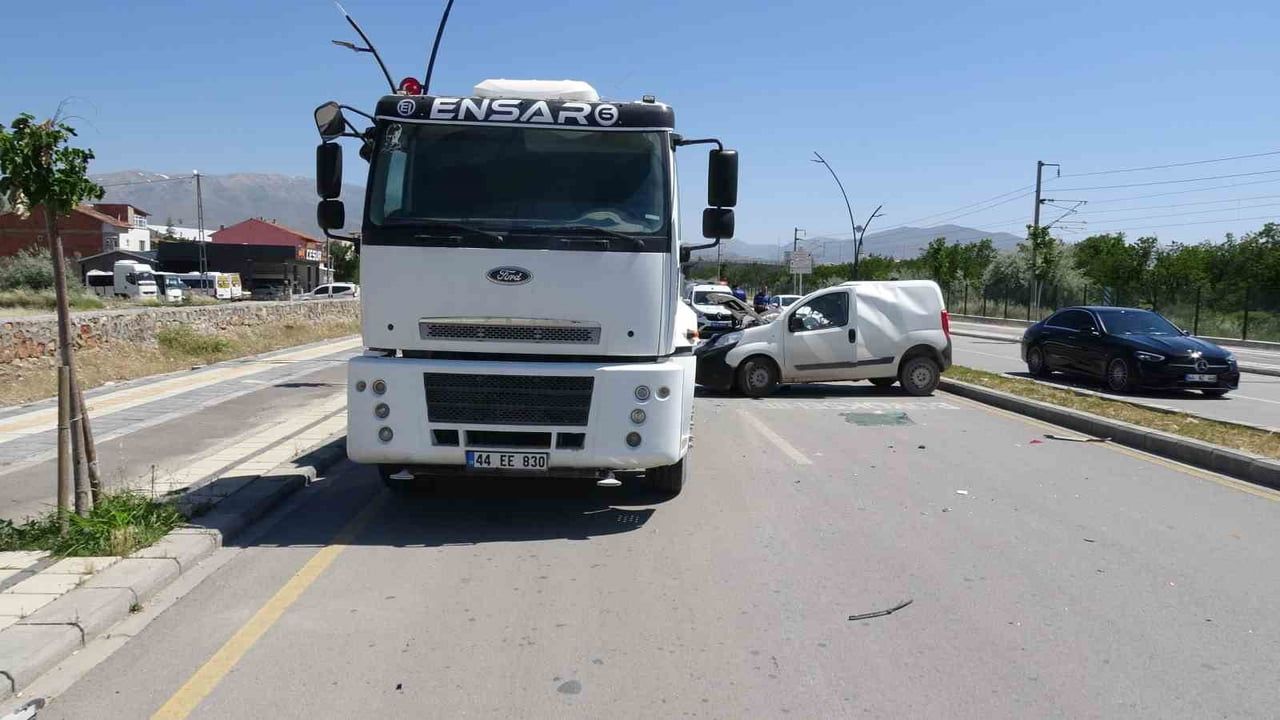 Malatya'da su tankerine çarpan sürücü ağır yaralandı