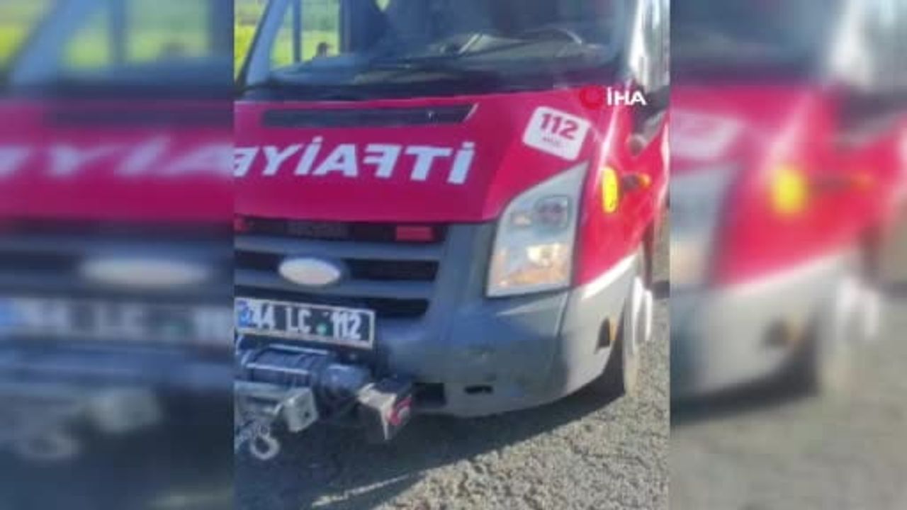 Malatya Kapıkaya mevkiinde hafif ticari araç devrildi: 2 yaralı