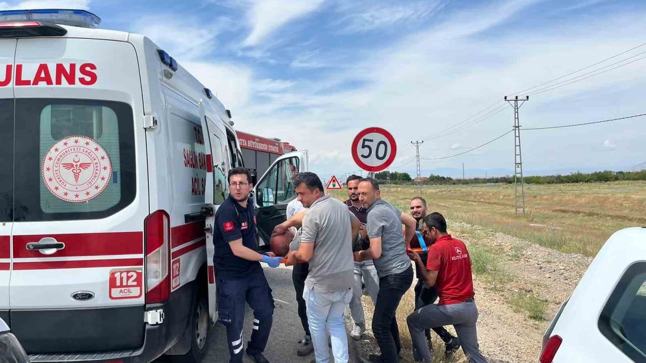 Malatya-Sivas Karayolu'nda iki hafif ticari aracın çarpışması: 3 yaralı