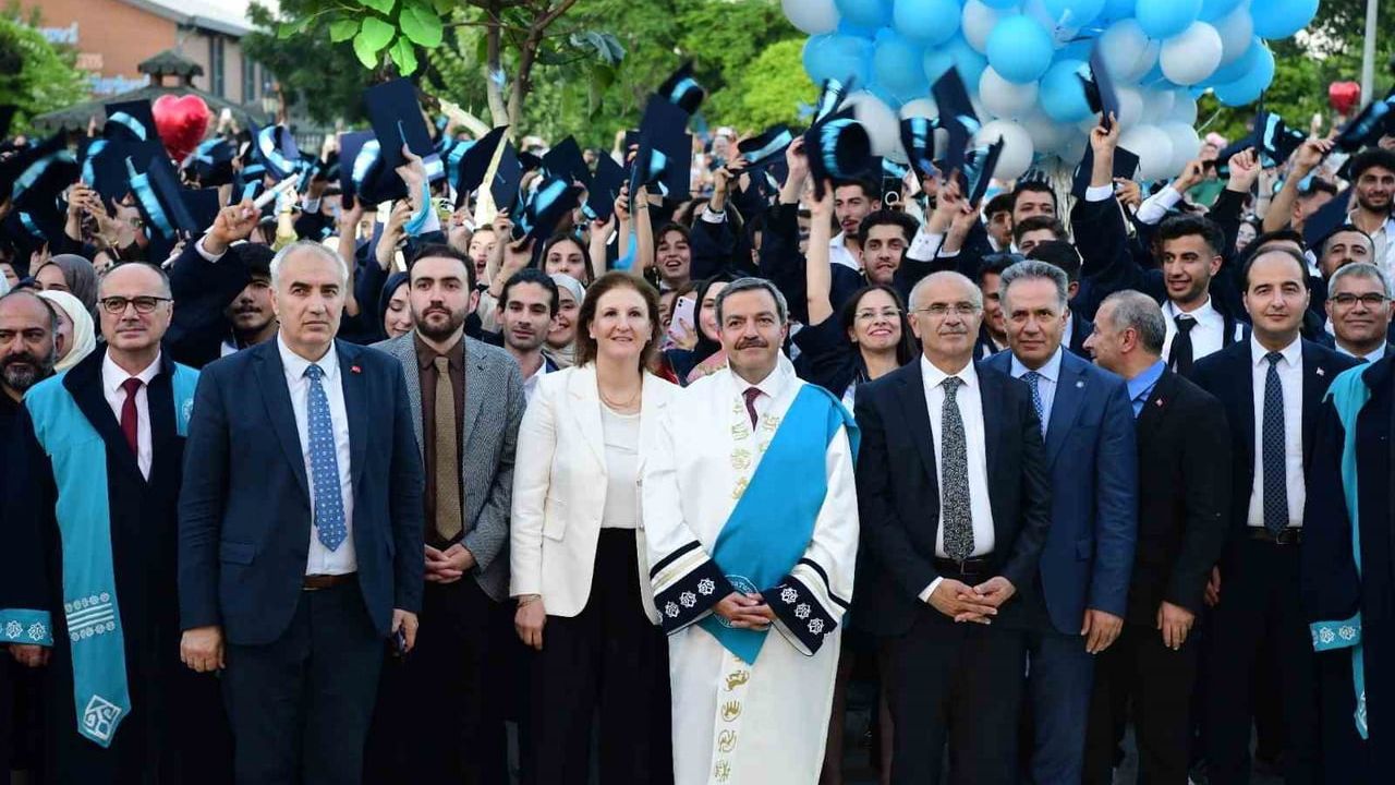 Malatya Turgut Özal Üniversitesi'nde mezuniyet coşkusu