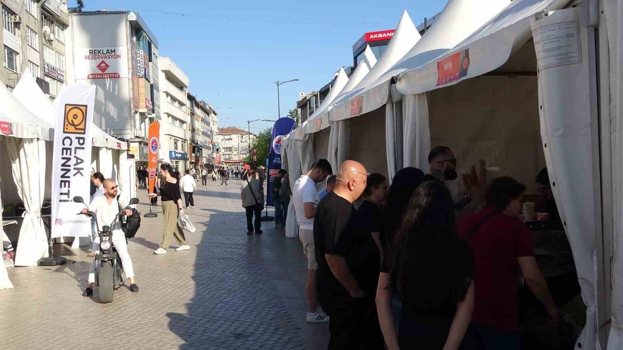 Maltepe Plak Günleri Cumhuriyet Meydanı'nda başladı — 'Sesler, Şarkılar, Hatıralar' temasıyla