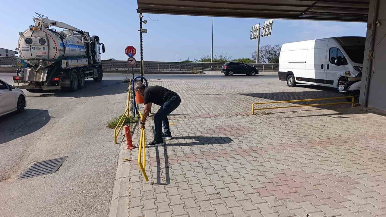 Manavgat'ta alkollü sürücü bariyerlere çarptı, köprülü kavşak trafiğe kapandı