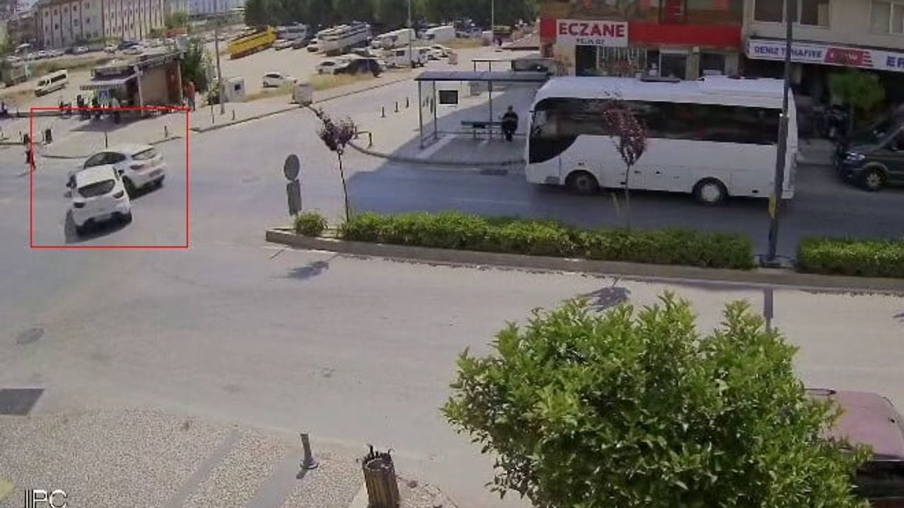 Manavgat'ta ara sokaktan çıkan otomobil, yaya geçidinde duran araca çarptı — Kaza anı güvenlik kamerasında