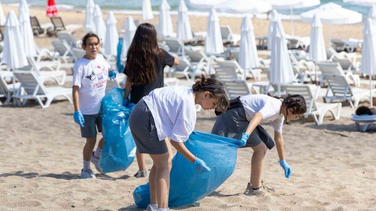 Manavgat’ta Dünya Çevre Günü: Antalya Mavi Akdeniz İnisiyatifi kapsamında kıyı temizliği ve Mavi Bayrak töreni