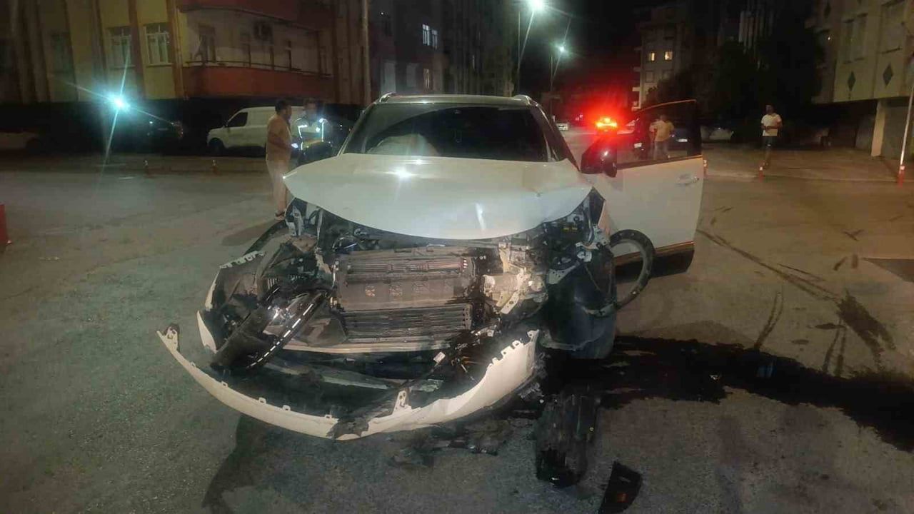 Manavgat'ta iki otomobil çarpıştı: 4 yaralı