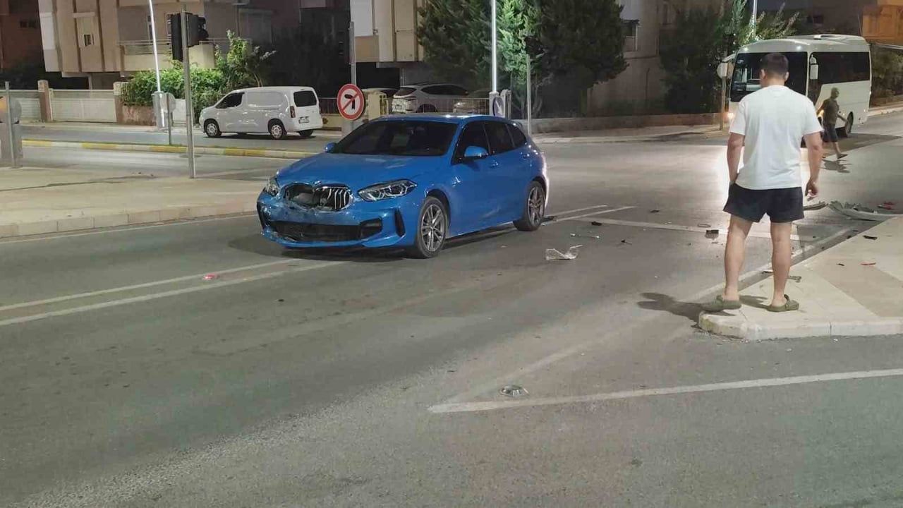 Manavgat'ta iki otomobil çarpıştı, sürücüler yara almadan atlattı