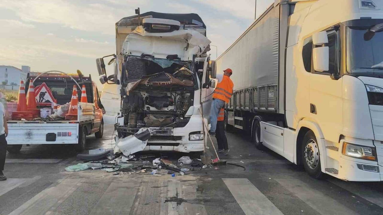Manavgat'ta kamyonun tıra arkadan çarpması sonucu sürücü itfaiye tarafından kurtarıldı