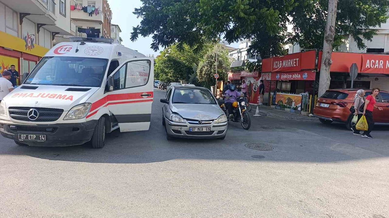 Manavgat'ta kavşakta iki otomobil çarpıştı, 1 kişi yaralandı