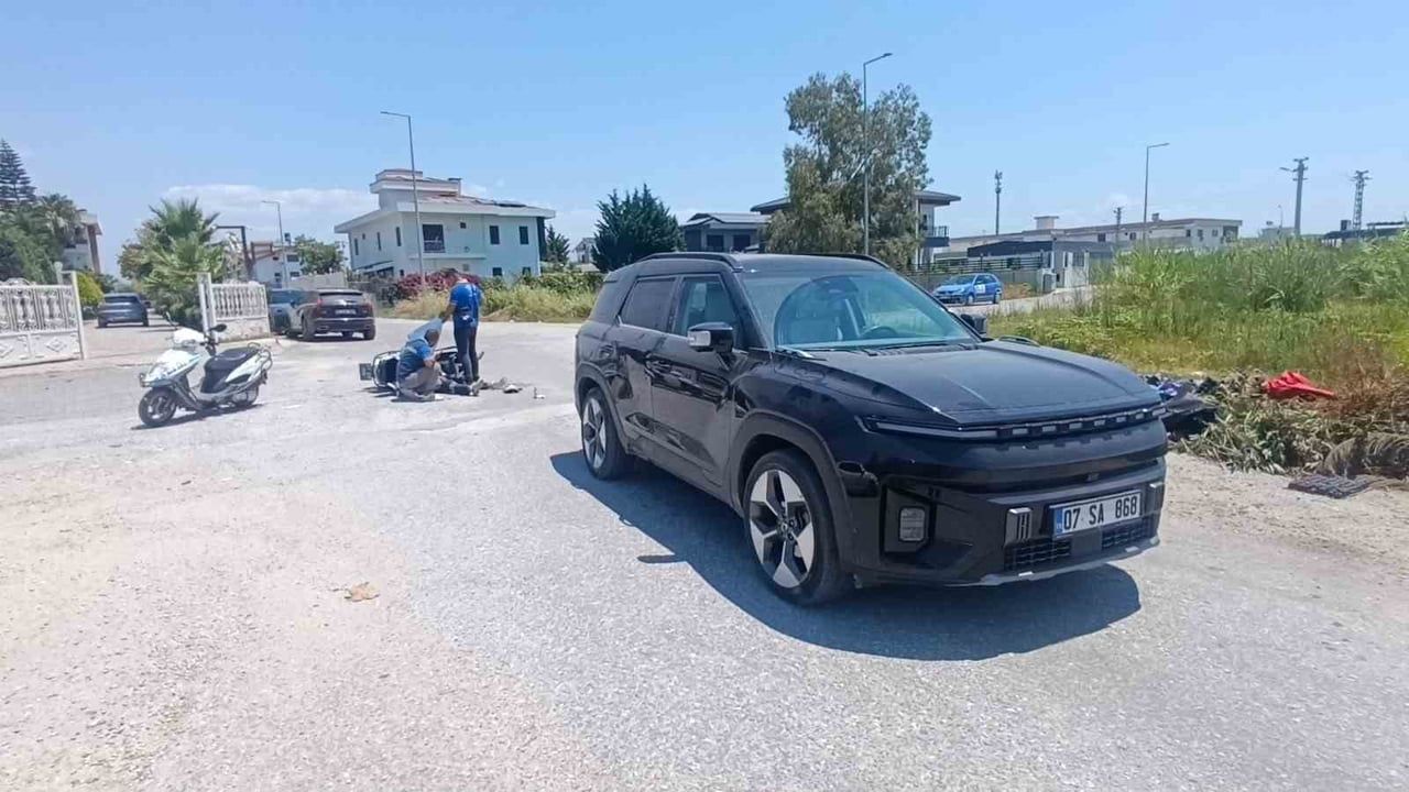 Manavgat'ta kaza yapan mesai arkadaşlarını güneşten korumaya çalıştılar