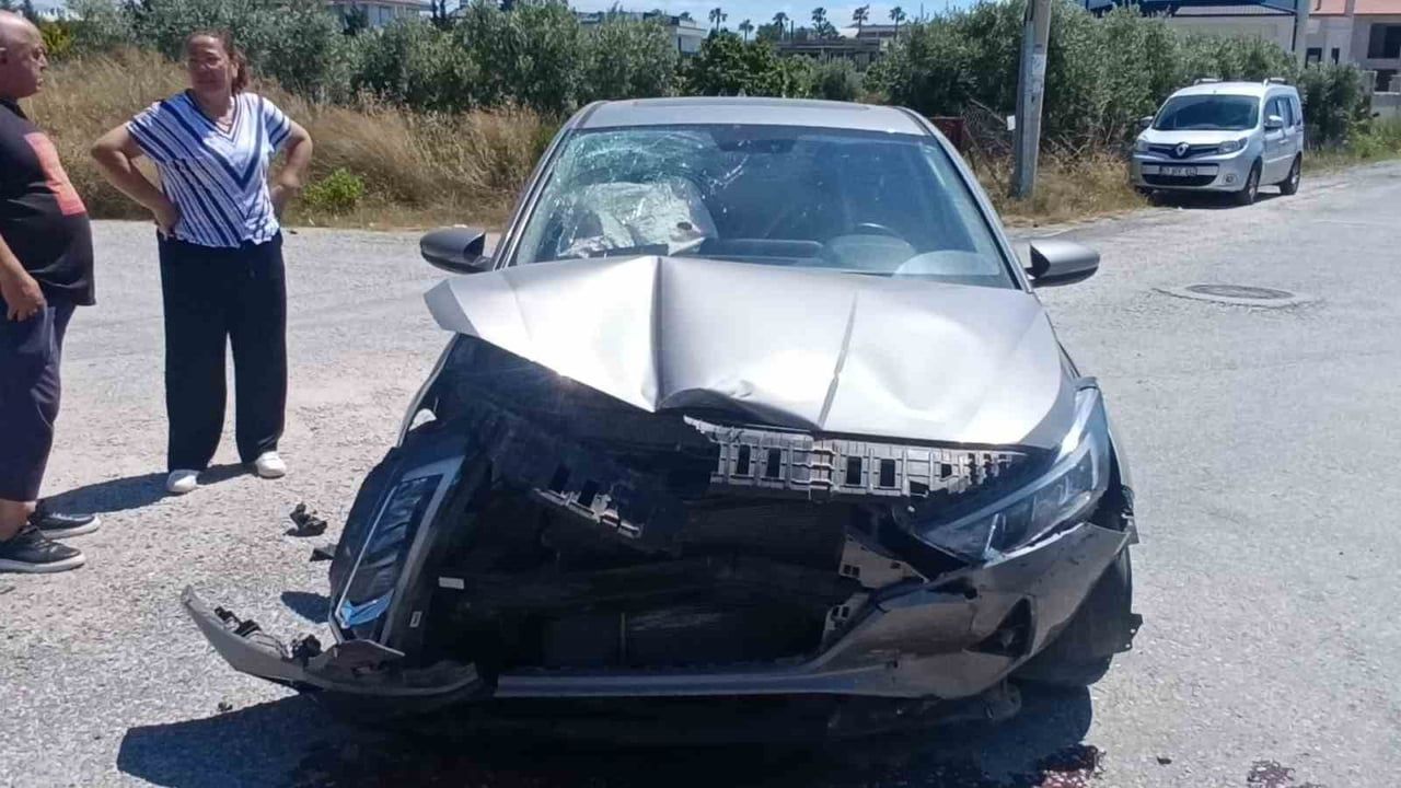 Manavgat'ta kontrolsüz kavşakta iki otomobil çarpıştı: 2 yaralı