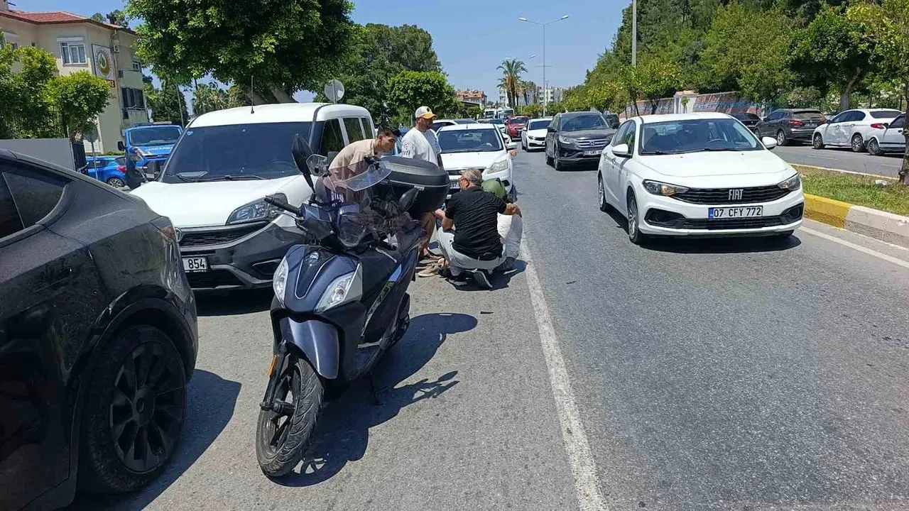 Manavgat'ta mini elektrikli araçla çarpışan motosiklet sürücüsü yaralandı