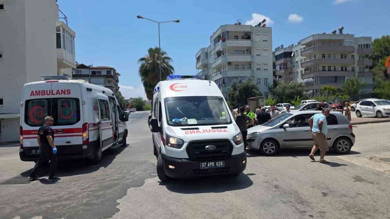 Manavgat'ta motosiklet ile otomobil çarpıştı: 2 yaralı