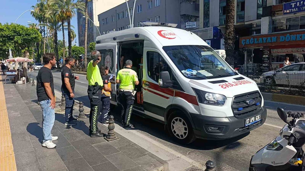 Manavgat'ta motosiklet otomobile çarptı: 2 kişi hafif yaralandı