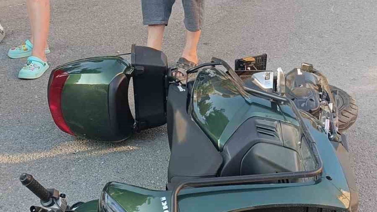 Manavgat'ta motosikletiyle yola savrulan sürücü yaralandı