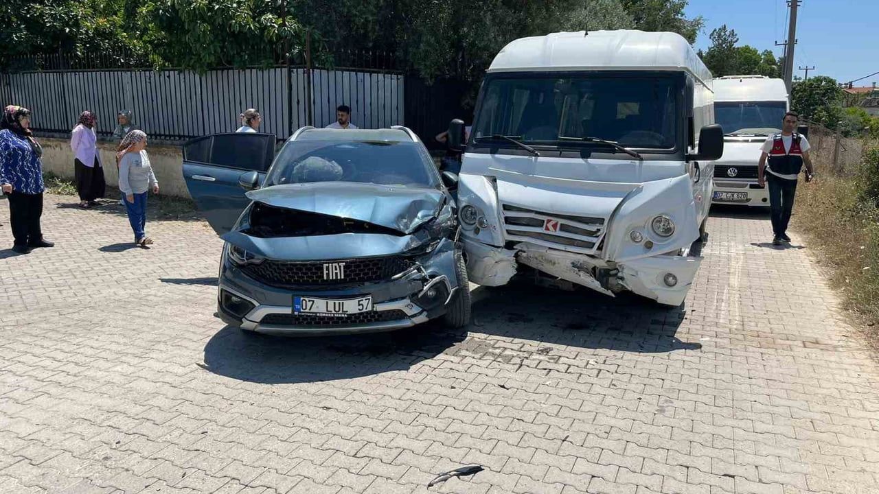 Manavgat’ta okul servisiyle otomobil çarpıştı: 7’si anaokulu öğrencisi olmak üzere 9 yaralı