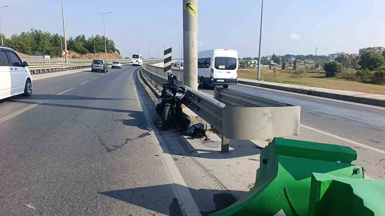 Manavgat'ta otomobil ile motosiklet çarpıştı: 2 kişi yaralandı