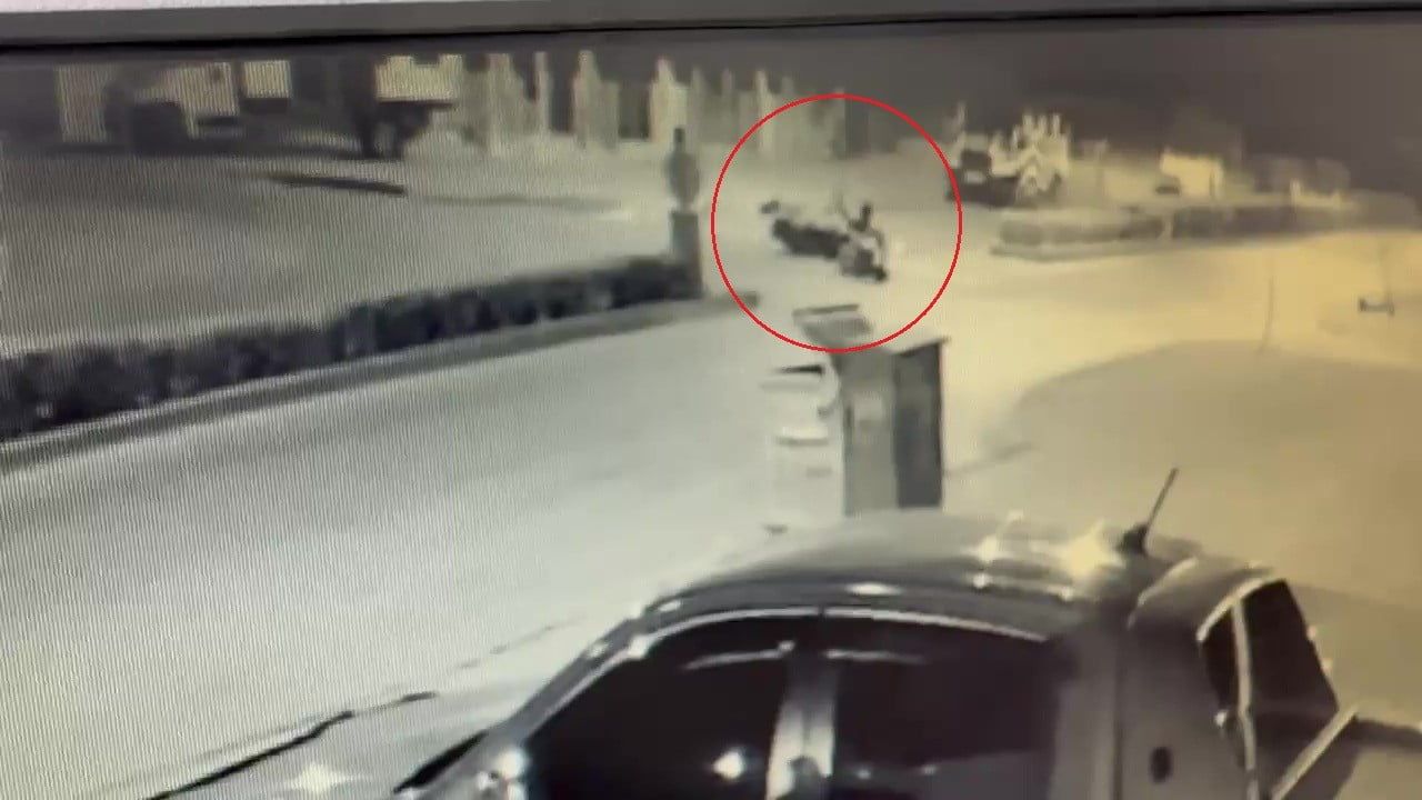 Manavgat'ta otomobil motosiklete çarptı, sürücü olay yerinden kaçtı