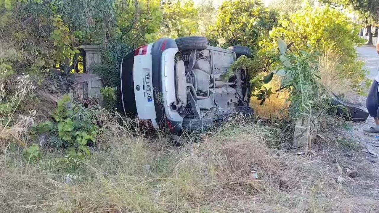 Manavgat'ta otomobil yol kenarındaki bahçeye uçtu