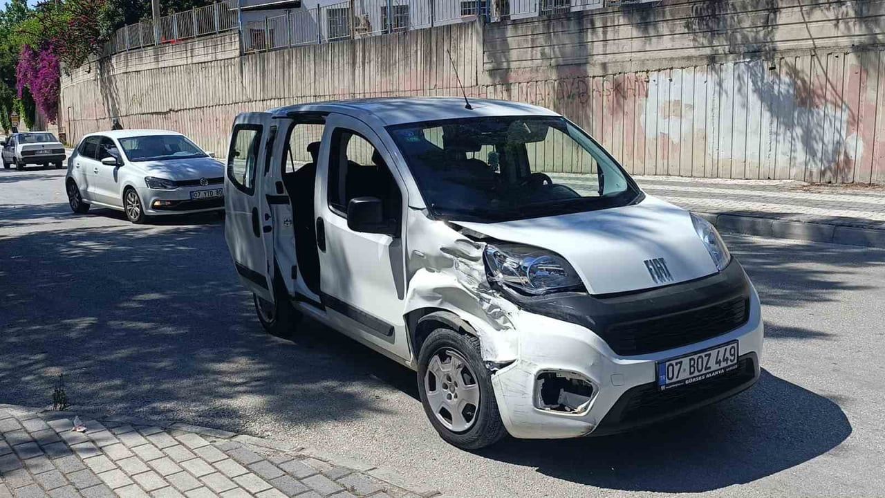 Manavgat'ta park halindeki araca çarpan hafif ticari araç: 1 çocuk yaralandı