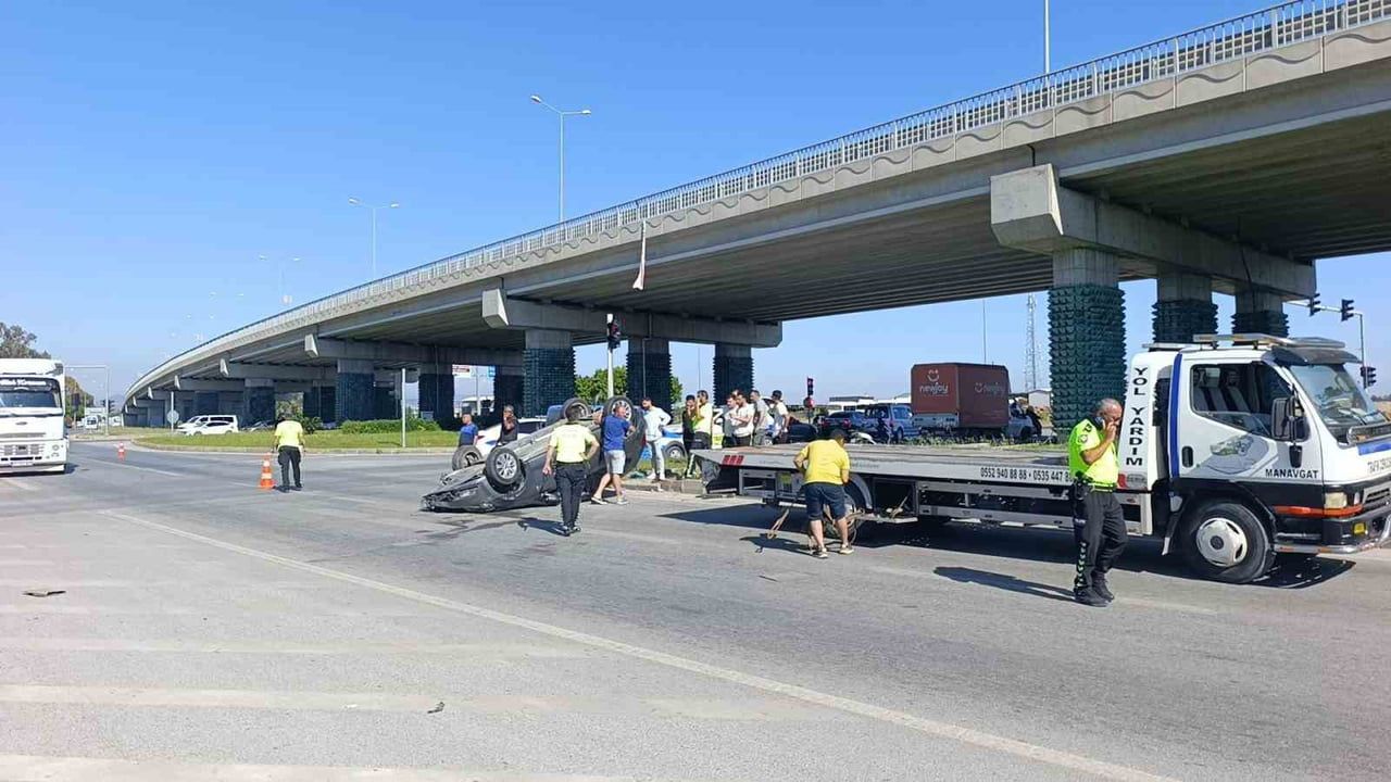 Manavgat'ta refüjdeki kaldırım taşına çarpan otomobil devrildi; sürücü yaralanmadan çıktı