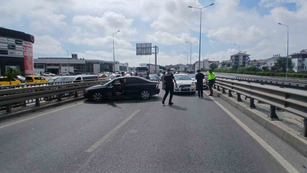 Manavgat’ta Sorgun-Otogar Köprülü Kavşağı girişinde 4 araçlı zincirleme kaza