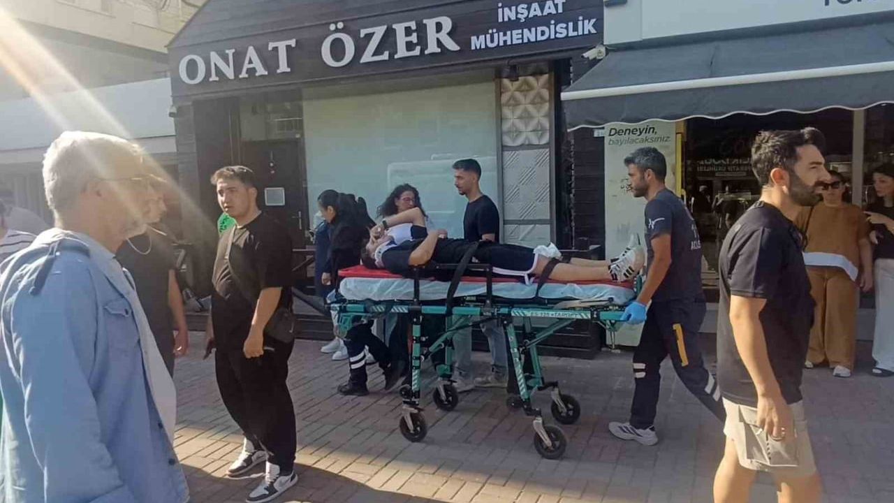 Manavgat'ta Tofaş refüjdeki palmiyeye çarptı: 4 genç yaralandı