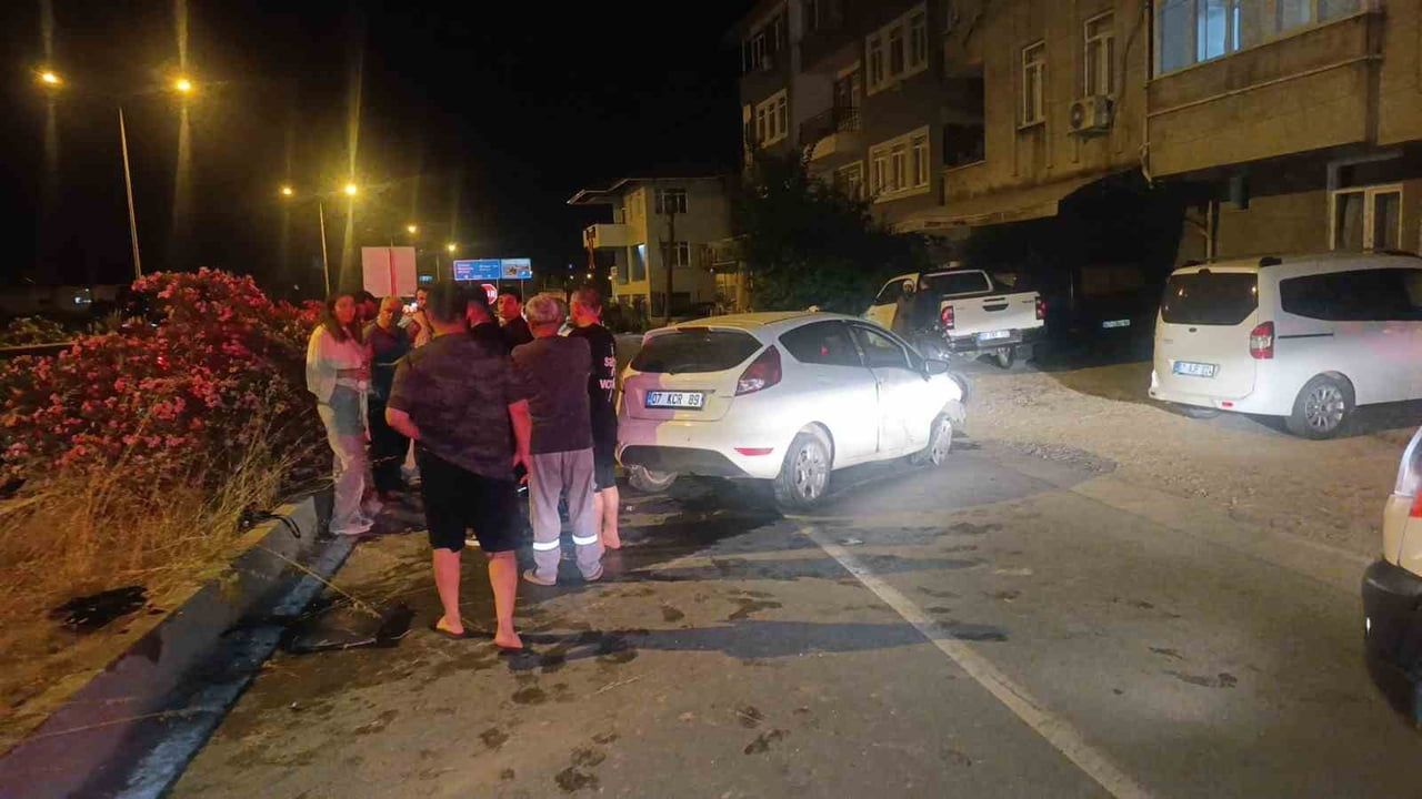 Manavgat'ta üç araçlı kaza: Otomobil hurdaya döndü, sürücü burnu bile kanamadan kurtuldu