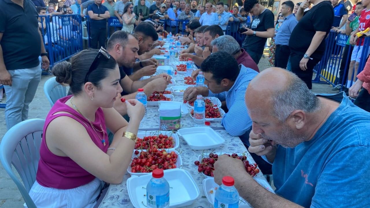Manisa Alaşehir Uluderbent Kiraz Festivali’nde 'En Çok Kiraz Yeme' Yarışmasını Ömer Evren Kazandı
