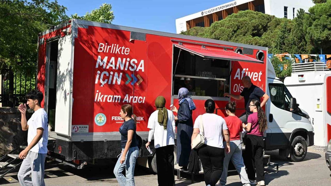 Manisa Büyükşehir'den YKS adaylarına su ve limonata ikramı