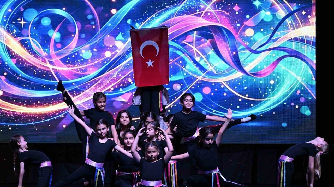 Manisa Büyükşehir'in minikleri yıl sonu gösterisinde alkış topladı