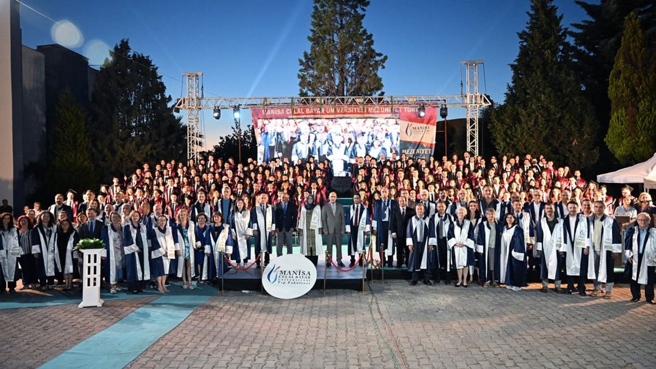 Manisa CBÜ 26. Dönem Tıp Fakültesi mezunlarını törenle uğurladı