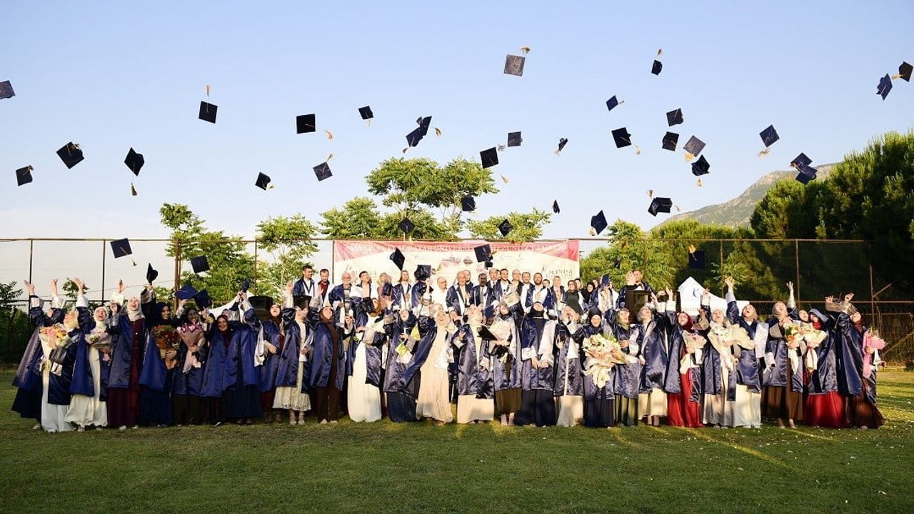 Manisa Celal Bayar Üniversitesi İlahiyat Fakültesi'nde Mezuniyet Töreni: Diplomalar Verildi
