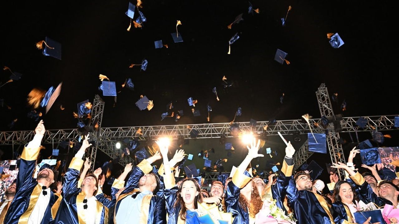 Manisa Celal Bayar Üniversitesi'nden 961 mühendis mezun oldu