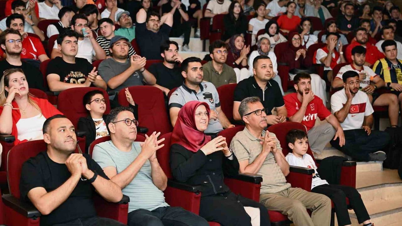 Manisa Celal Bayar Üniversitesi öğrencileri milli maçı birlikte izledi