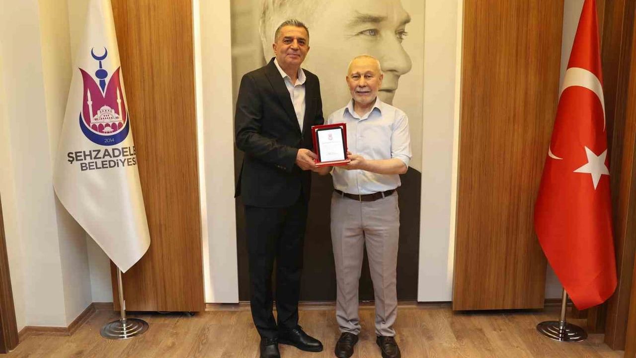 Manisa'da 42 yıllık nikah memuru Nurettin Başkurt emekliye ayrıldı