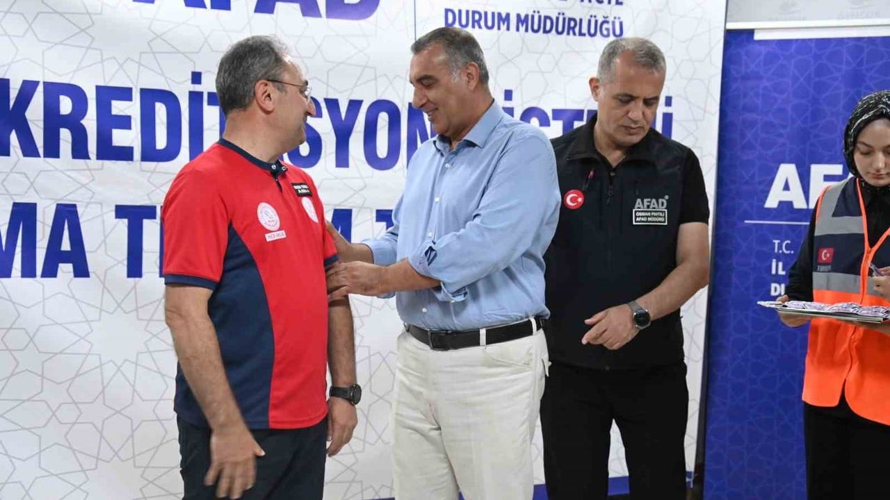 Manisa’da afet kahramanlarına akreditasyon arması takıldı