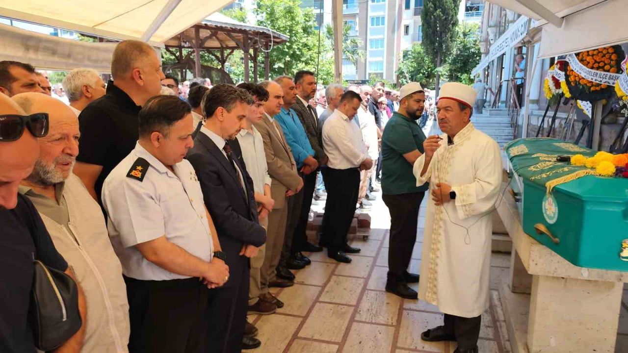 Manisa'da cenazede fenalaşan emekli eğitimci Mehmet Gündüz kalp krizi şüphesiyle yoğun bakıma alındı
