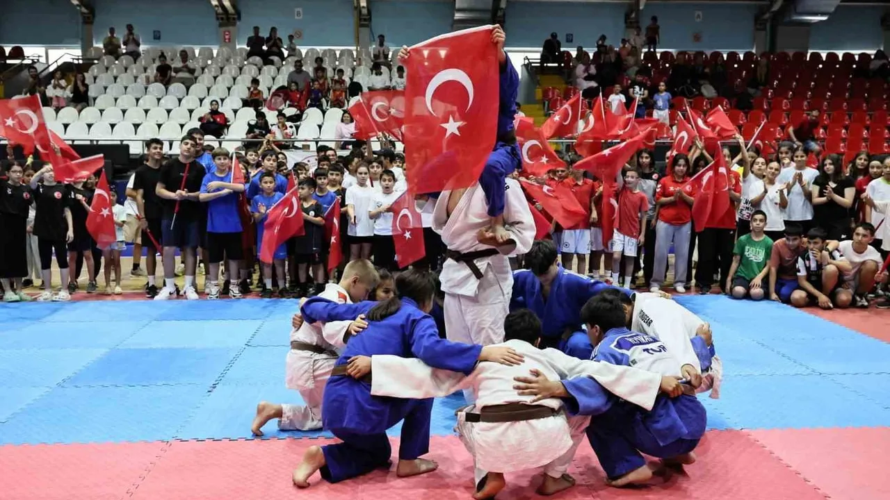 Manisa'da GSB Spor Okulları ile 36 branşta ücretsiz spor eğitimi başladı