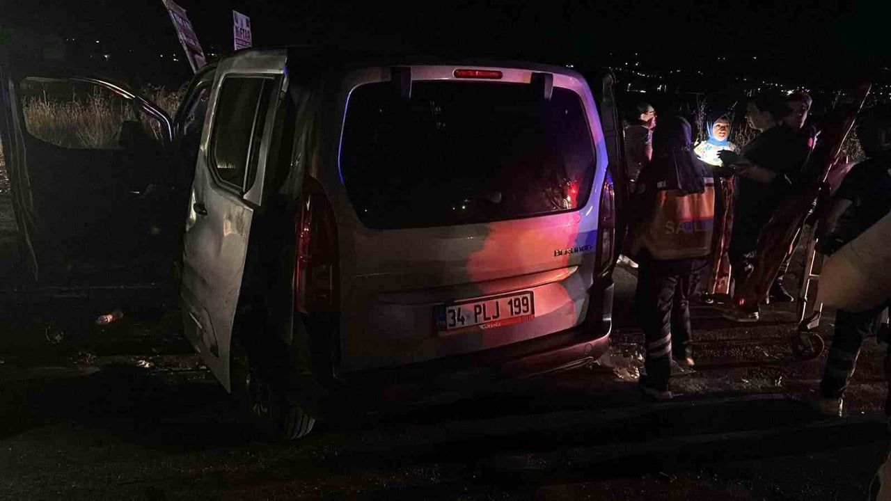 Manisa’da hafif ticari aracın traktöre arkadan çarpması sonucu 4 kişi yaralandı