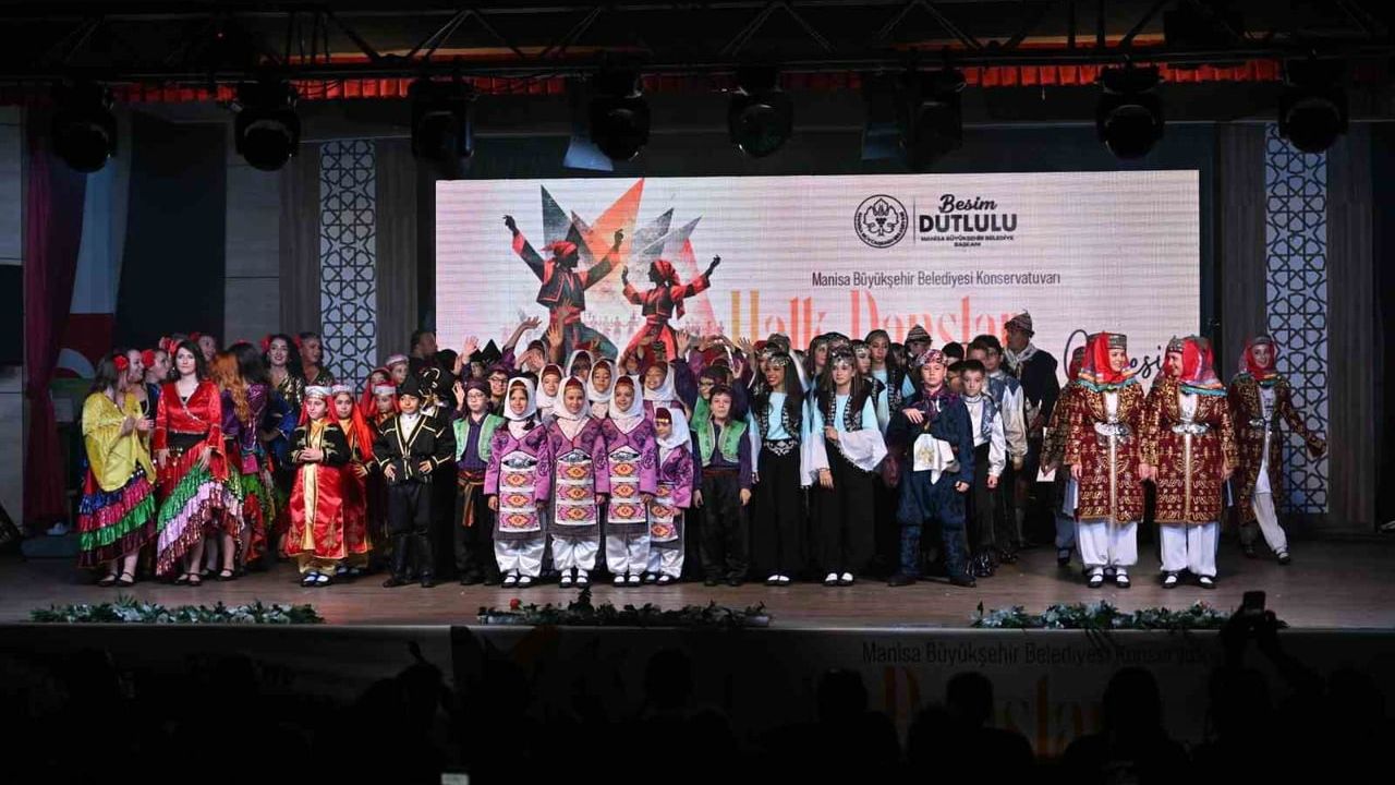 Manisa’da halk dansları gala gecesi büyük beğeni topladı