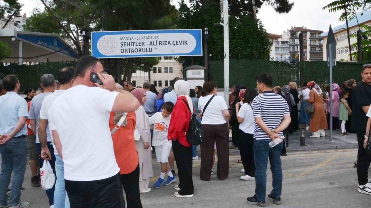 Manisa'da LGS merkezi sınavı 17 bin 108 öğrencinin katılımıyla tamamlandı