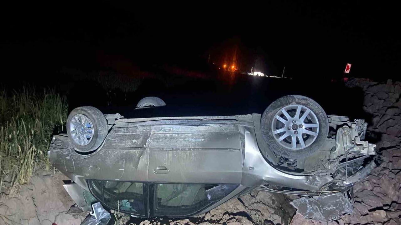Manisa'da otomobil şarampole uçtu: 2 yaralı