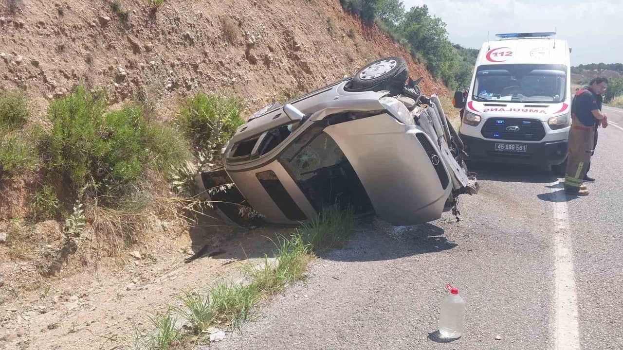 Manisa'da Salihli-Köprübaşı yolunda otomobil takla attı: 2 yaralı
